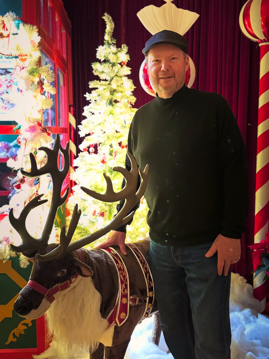 itsMrCross's tweet image. Bumped into Santa’s reindeer before they took off! Wishing all
of you the happiest holiday full of love &amp;amp; magic. 🎅🏼🎁❤️