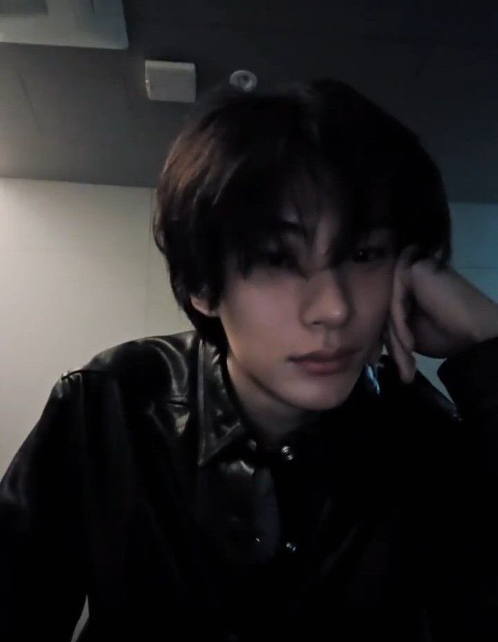 yourtuesday's tweet image. ว่าไม่ได้นะ ตั้งแต่รุ้จักคุนโทนี่ตาชั้นก้ไม่เหนสีอีกเลย นอกจากชอบไลฟ์ปิดไฟฮียังชอบใส่เสื้อผ้าสีดำมากอะ ยุคมืดที่แปลว่ามืดจิงๆ มืดยันเสื้อ