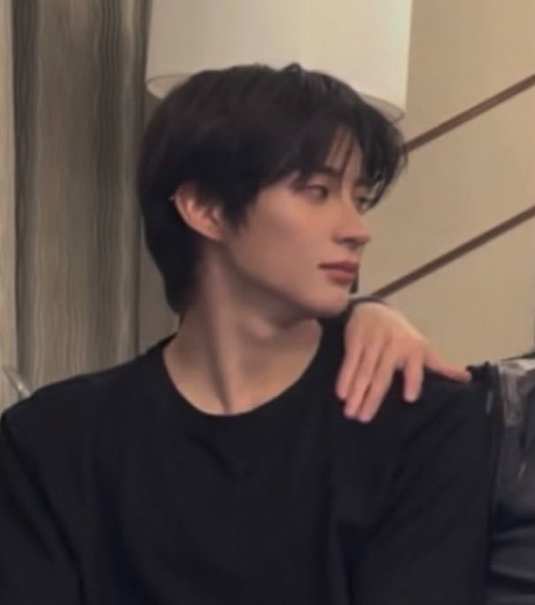 yourtuesday's tweet image. ว่าไม่ได้นะ ตั้งแต่รุ้จักคุนโทนี่ตาชั้นก้ไม่เหนสีอีกเลย นอกจากชอบไลฟ์ปิดไฟฮียังชอบใส่เสื้อผ้าสีดำมากอะ ยุคมืดที่แปลว่ามืดจิงๆ มืดยันเสื้อ