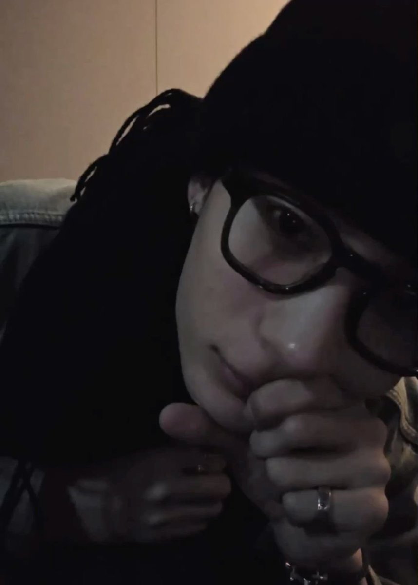 yourtuesday's tweet image. ว่าไม่ได้นะ ตั้งแต่รุ้จักคุนโทนี่ตาชั้นก้ไม่เหนสีอีกเลย นอกจากชอบไลฟ์ปิดไฟฮียังชอบใส่เสื้อผ้าสีดำมากอะ ยุคมืดที่แปลว่ามืดจิงๆ มืดยันเสื้อ