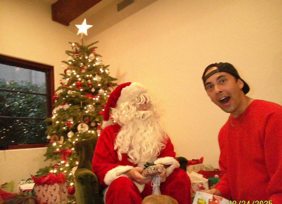 Moodgate_'s tweet image. Vic Fuentes, do Pierce The Veil, foi flagrado genuinamente surpreso ao encontrar o Papai Noel. O Natal emo segue entregando cenas que a gente não sabia que precisava. 🖤🤏🏼