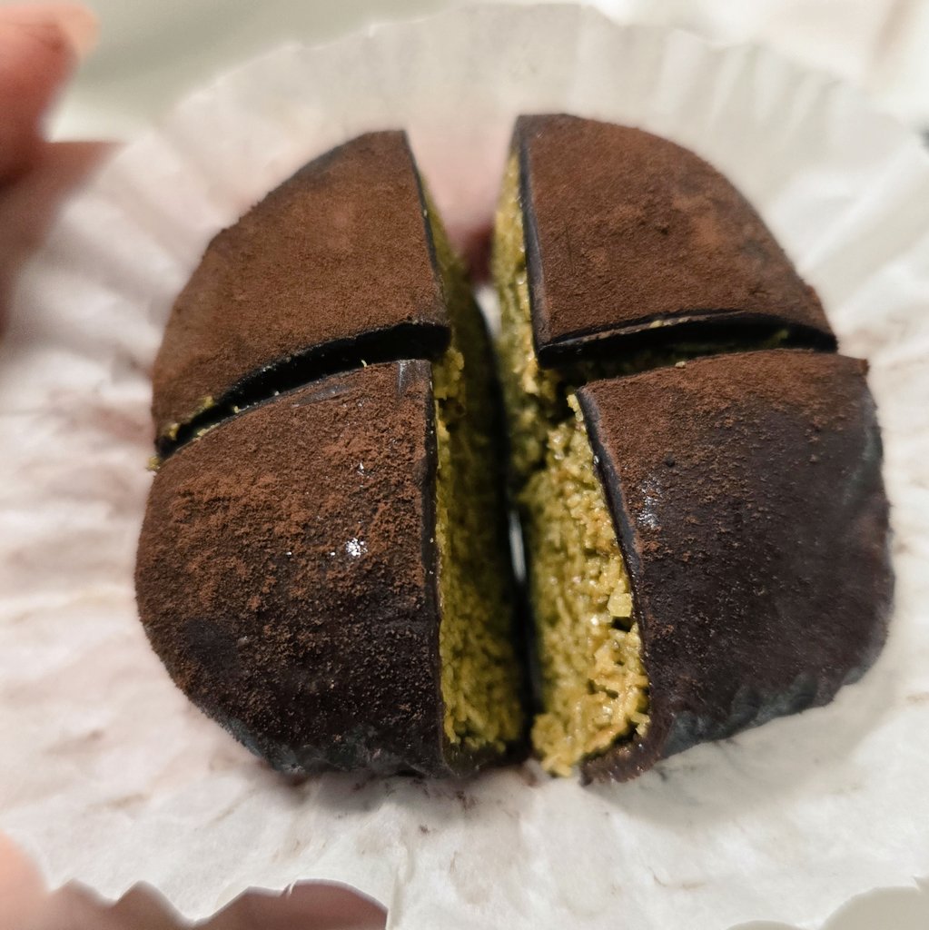 마무리는 직장동료가 수제로 만들어준
두쫀쿠키~😋맛나담👍
두바이초콜렛 예전에 유행할때
넘 달아서 한번 먹구 안먹었는데ㅋㅋ
이건 좀 덜달고 맛나네~~수제라 그런가?
만든분 말로는
재료값으로 그냥 살껄 그랬다규..ㅋㅋ
무튼 달달한 성탄의 밤~굿밤🌜