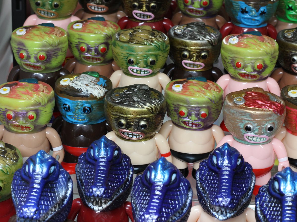 今年の年末年始向けのソフビくじ 秋葉原店店頭販売中 営業時間 12:00