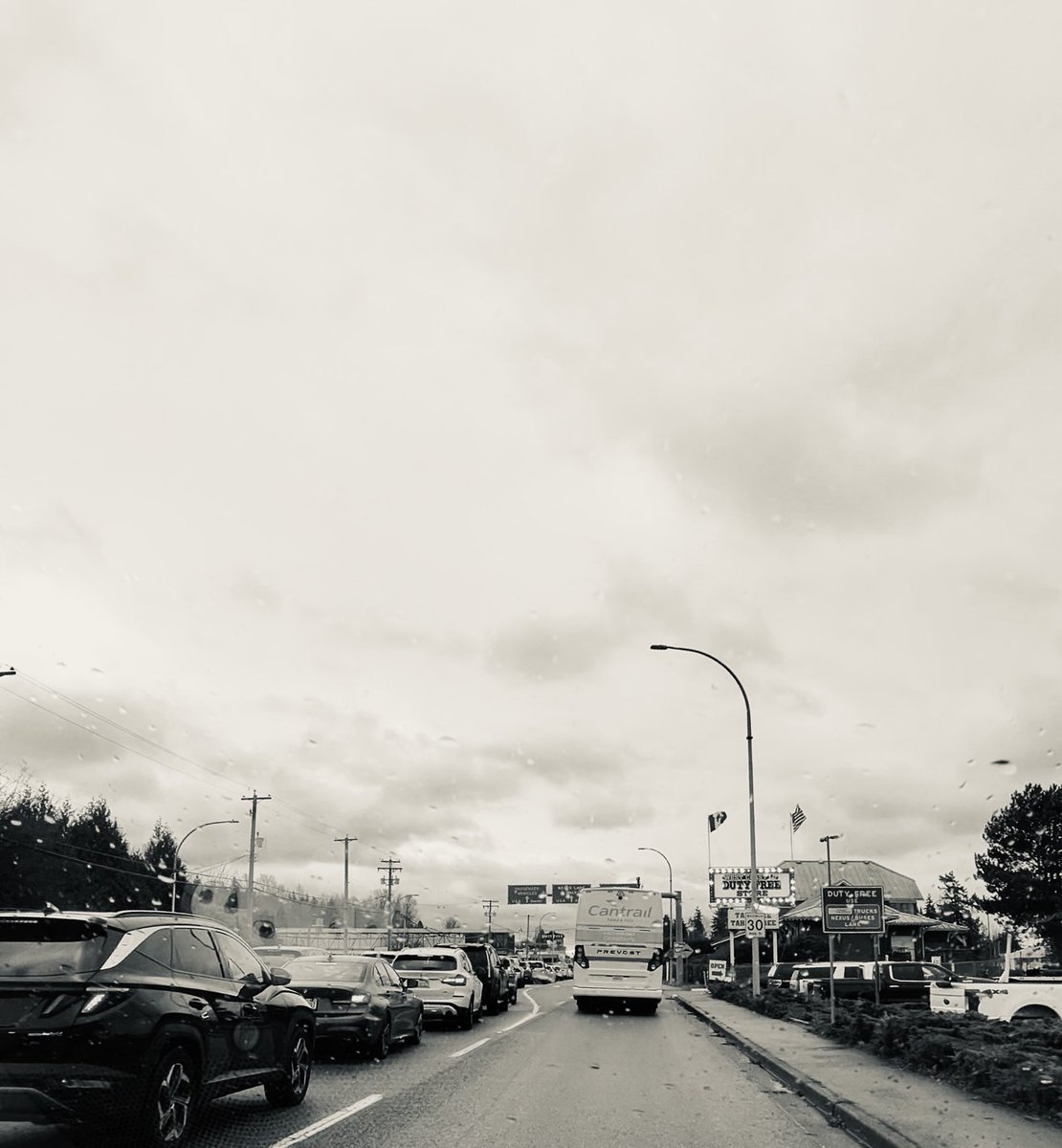 myflag's tweet image. 节日里加拿大人到美国人满为患，这是为什么为什么为什么，到底是为什么❓