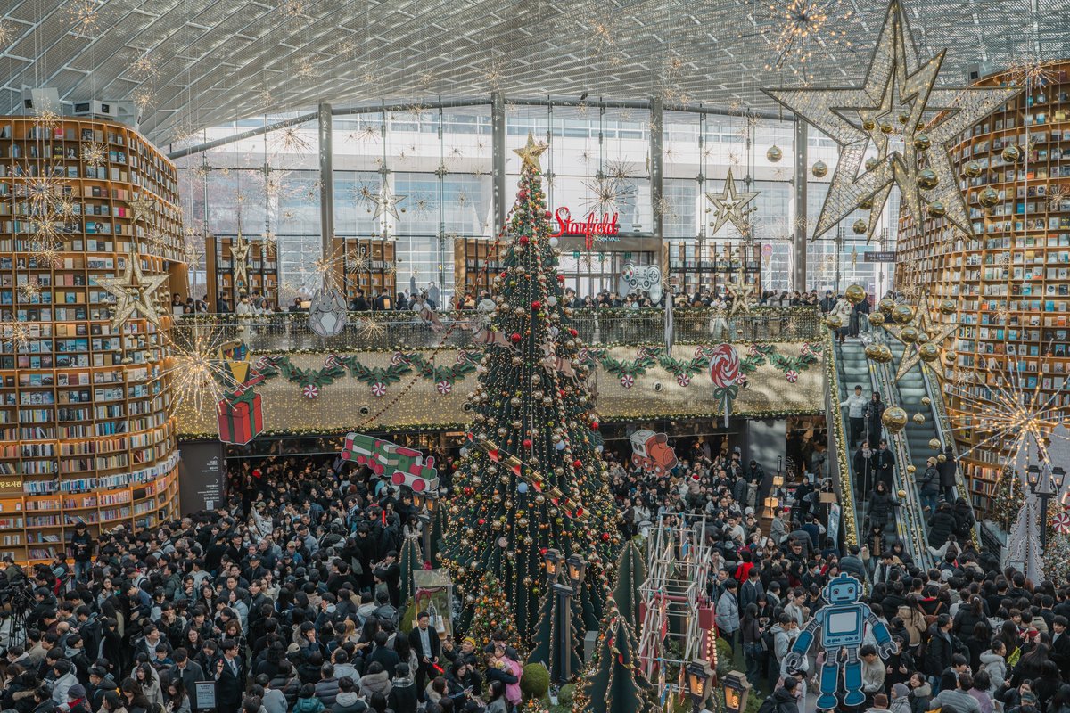 说好的生育率低，结果街上全是情侣…而且比日本妹子还不怕冷啊，讲好的 -20度警告呢……世界第六高建筑打卡完成……头条 31 也不给韩国圣诞节贡献一点 GMV，太菜了