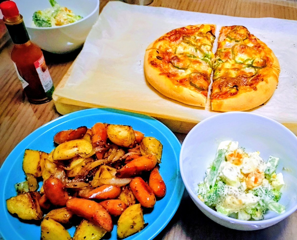 ちょっとクリスマスっぽい夕飯。
初めて生地からピザ作った。
ベーコン玉ねぎピーマンと海老アボカドの2種類。
思ったより簡単だし楽しかった。