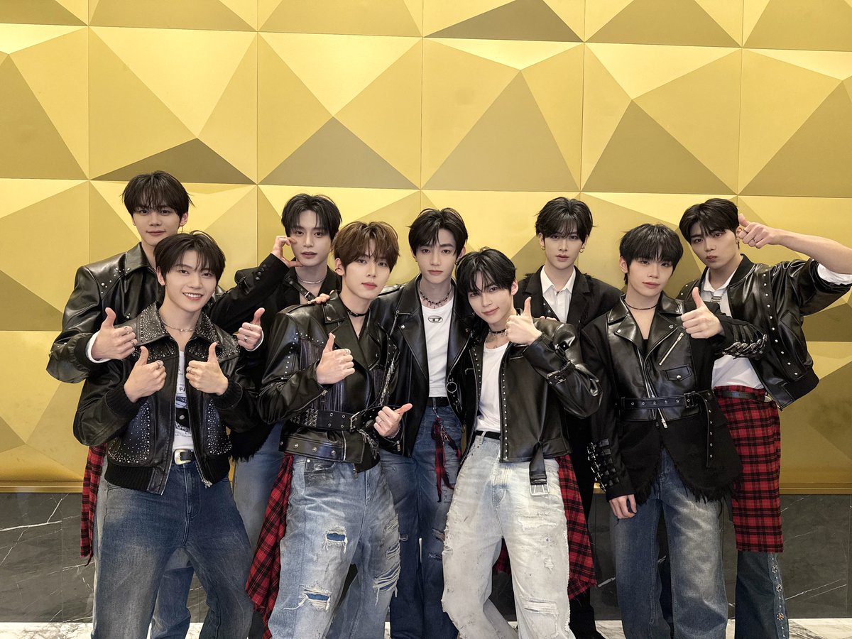 ZB1_official's tweet image. _𝗭𝗘𝗥𝗢𝗙𝗢𝗖𝗨𝗦

ZEROSE의 산타 ZB1💙🎅
ZB1의 선물은 언제나 ZEROSE🎁 
(ft. ZEROSE💙ZB1 900일 축하해)

#ZEROBASEONE #ZB1 #제로베이스원