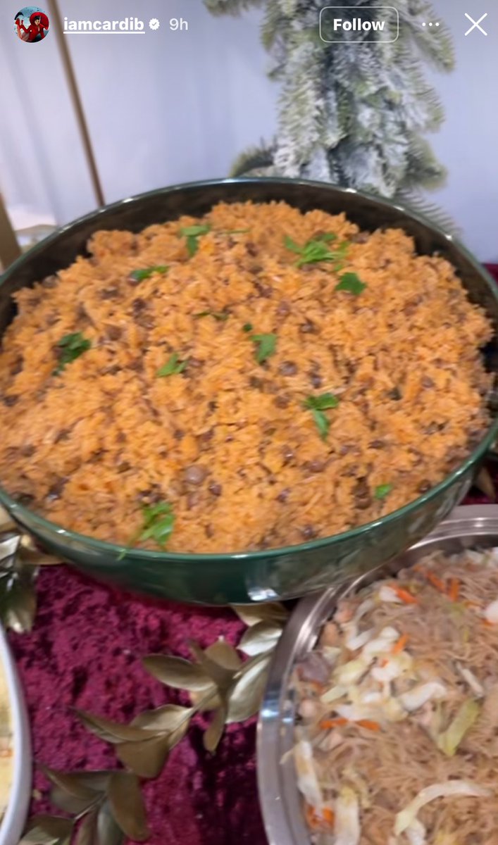 JatIkhwan's tweet image. Aku syak chef rumah Cardi B ni dari Asia Tenggara. Makan Xmas siap ada nasi goreng bodoh, bihun goreng bodoh etc. 🤣🤣