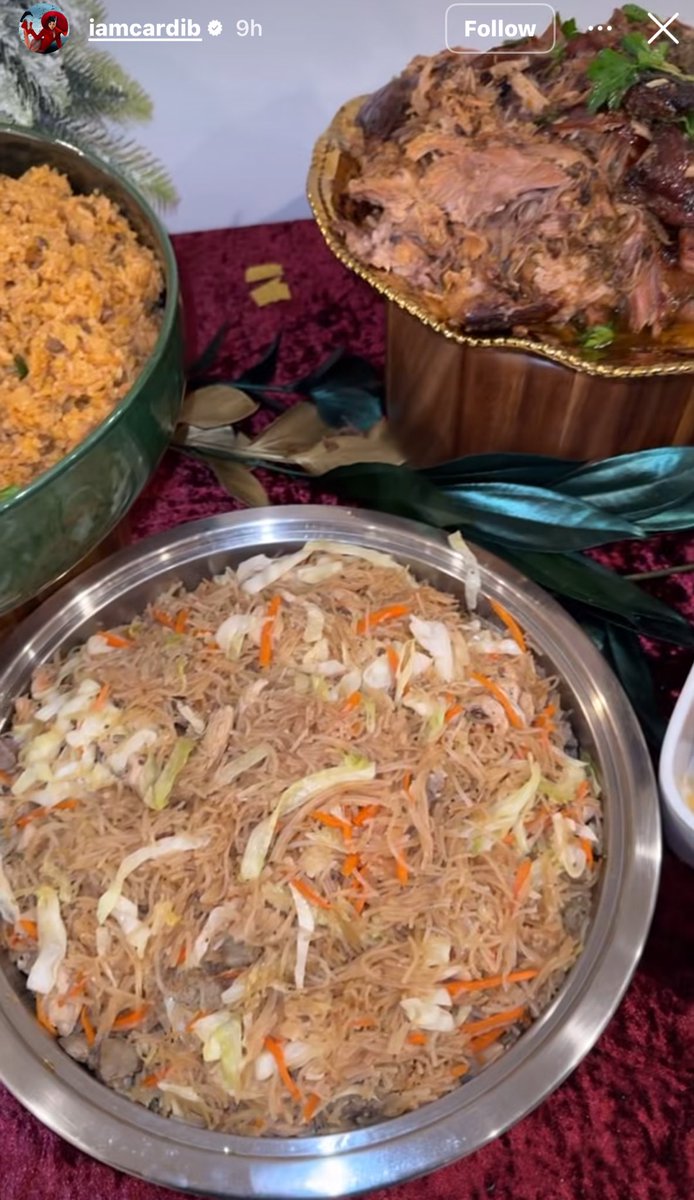 JatIkhwan's tweet image. Aku syak chef rumah Cardi B ni dari Asia Tenggara. Makan Xmas siap ada nasi goreng bodoh, bihun goreng bodoh etc. 🤣🤣