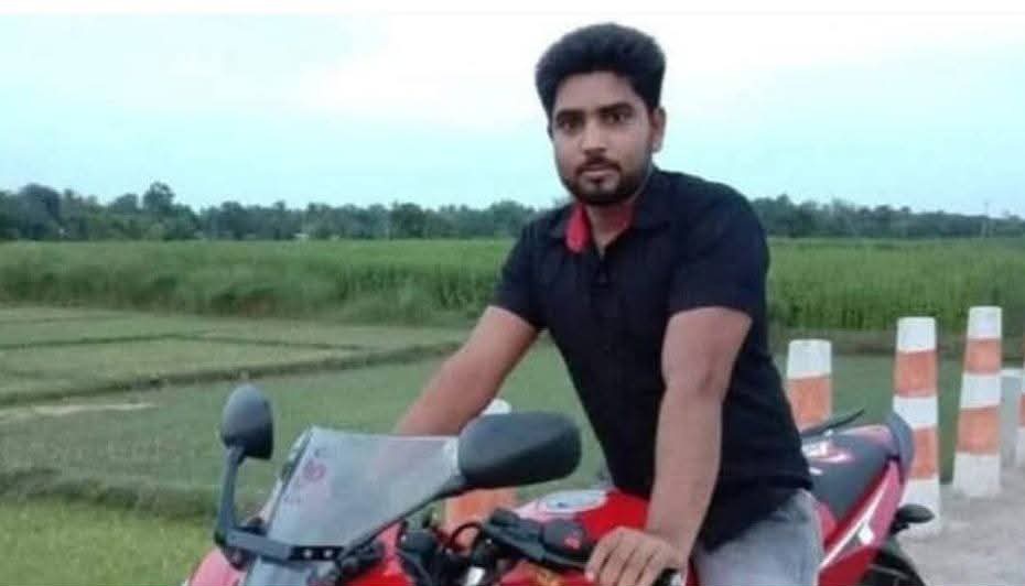 HinduVoice_in's tweet image. #Pogrom is going on in #Bangladesh. 

After Dipu Chandra Das, Islamists lynched another Hindu youth to death. 

In #Rajbari district, Islamists murdered Hindu youth Samrat Mondal. Islamists dragged Samrat Mondal from his home and beat him to death. 

On the night of 24 December,