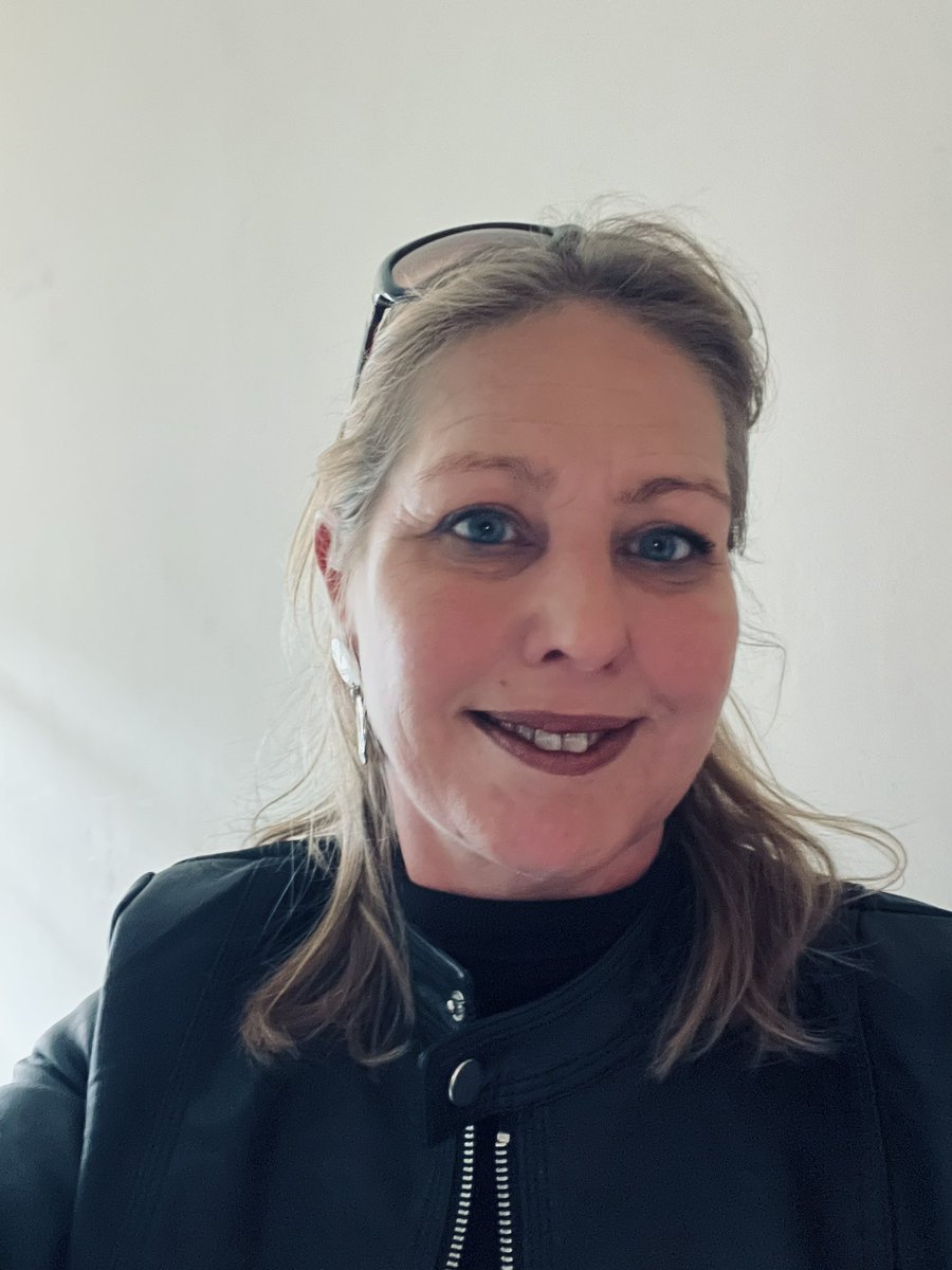 Rode wangen van een koude, maar heerlijke #Kerstwandeling in de winterzon. Straks het aanrecht weer als recht 😉. Geniet van de feestdagen 🎄🍾🥂