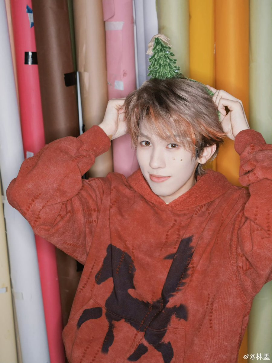 [251225] LinMo Weibo Update!💛

สุข🎄สันต์🎄วัน🎄คริสต์มาส #Momentsของหลินโม่ 

-1-

🔗weibo.com/6108312042/524…

#หลินโม่ #林墨 #LINMO