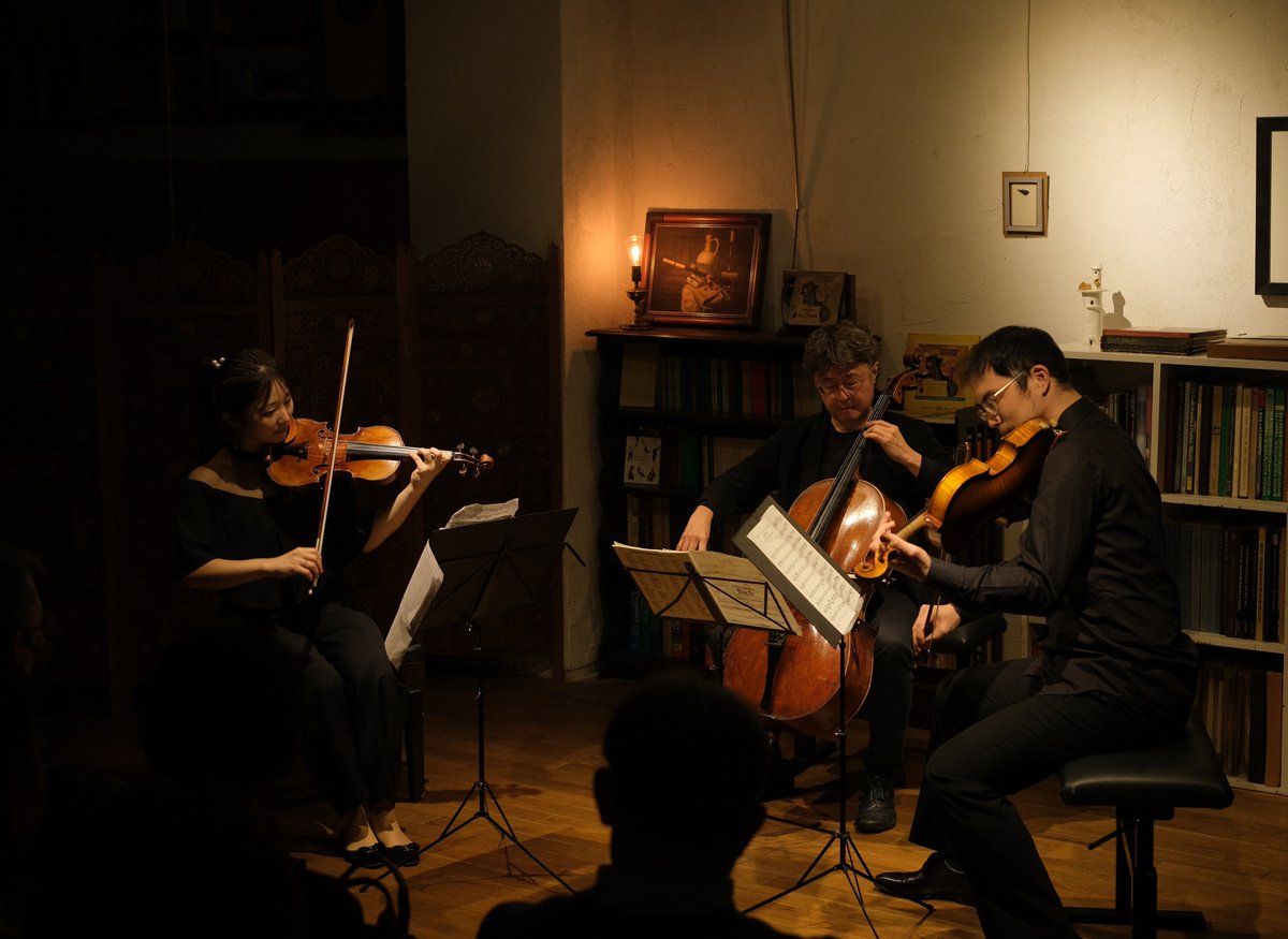 '25.12.25
「ゴルトベルク三重奏」
直江智沙子 violin
大島亮 viola
山本裕康 cello

一年に一度交わされる親密な対話。それが言葉を持たないこと。その可能性をここにいる全員で信じきった宝石のようなひとときでした。
聖夜にお集まりくださった皆様、ありがとうございました！