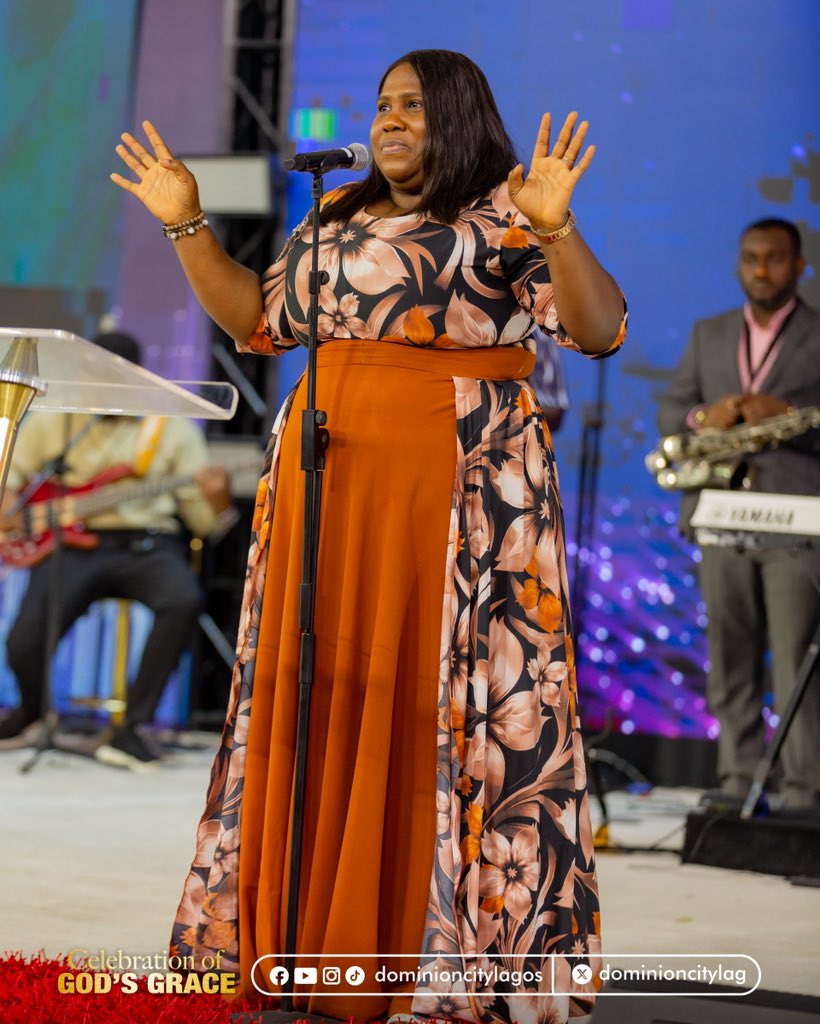 dominioncitylag's tweet photo. May your name be praise ooooo 🙌🙌

Worship moment with Pst Chimidi and Min Tamara as we Hallowed the name of the Lord this morning.

#DominionCity #DCLagosHq #ChristmasService #GodsGrace https://t.co/fWv62Ohc7a