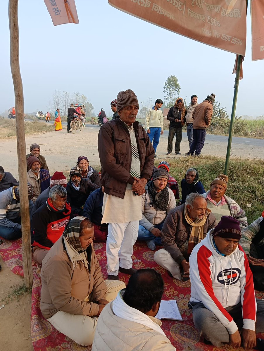 vhp_sunil's tweet photo. गरीबों ( किसानों  ) की भी सुनो
बिजनौर में चल रहा माफियाओं का राज 
हेमराज कॉलोनी स्थित एनएच-119 पर अंडरपास निर्माण की मांग को लेकर ग्राम वासियों एवं भारतीय किसान संघ के पदाधिकारियों का धरना आज लगातार 254 वें दिन भी जारी रहा।
#modi #yogi #SadakParivahan #kisan #किसान_दिवस https://t.co/4fsVAZmWeT