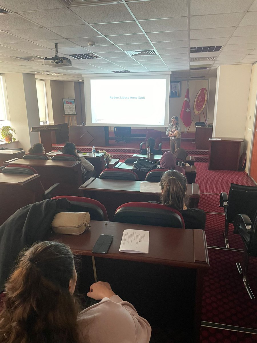 "Bebek Akademisi"eğitimleri ile
ebeveynlere rehberlik etmeye devam ediyoruz.Hemşire Ebru TEKER ve Ebe Kezban KILIÇ'ın katkılarıyla;Gebelikten itibaren psikolojik destek,Ev içindeki sorumluluklar ve ebeveynlik kavramı,Bebek bakımı gibi pek çok konuda bilgi ve deneyim paylaşılmıstr