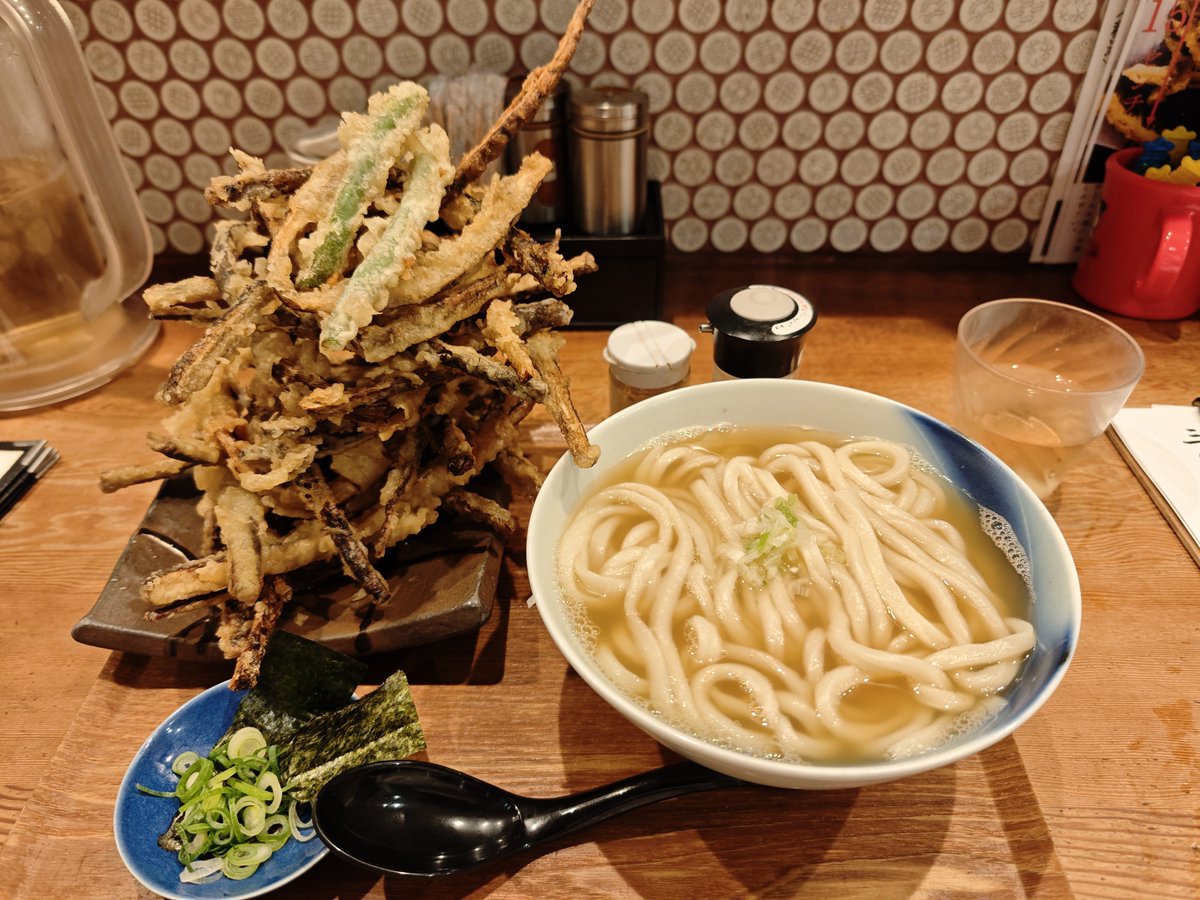 帰宅

今日の晩飯ジャスコ近くの釜なんとかといううどん屋のごぼ天うどん

麺は柔らかめ〜

そして積み上げられたごぼうのインパクト。ひたすらごぼうなんで顎が疲れるwのこった分を持って帰るサービスもあるようですな。