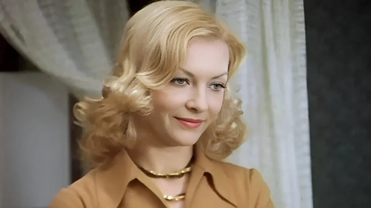 Надя Шевелева ответила на шейд Гали: «Извини, что я клокнула твой чай, но у кого из нас французские духи? Кто загостил Ипполита? У тебя даже песни нет в фильме. Да, Женя все ещё живет на 3-ей улице строителей, но уже в другом городе🤭Вагончик тронулся, чопнутая флопница»