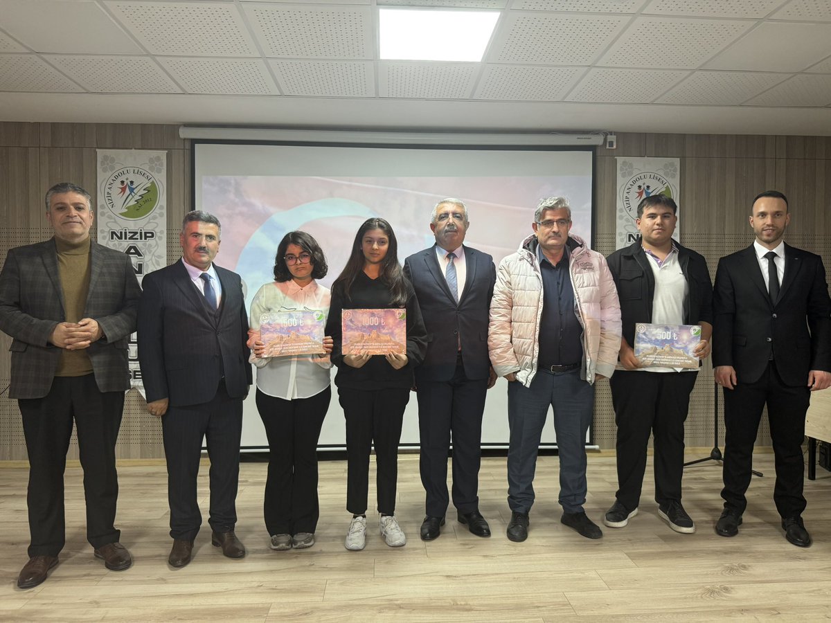 NizipAnadolu's tweet photo. Gazi şehir Gaziantep'imizin düşman işgalinden kurtuluşunun yıl dönümünde, okulumuzda coşkuyla düzenlediğimiz 25 Aralık Gaziantep'in Kurtuluşu programımız. https://t.co/elbyJ1nE7y