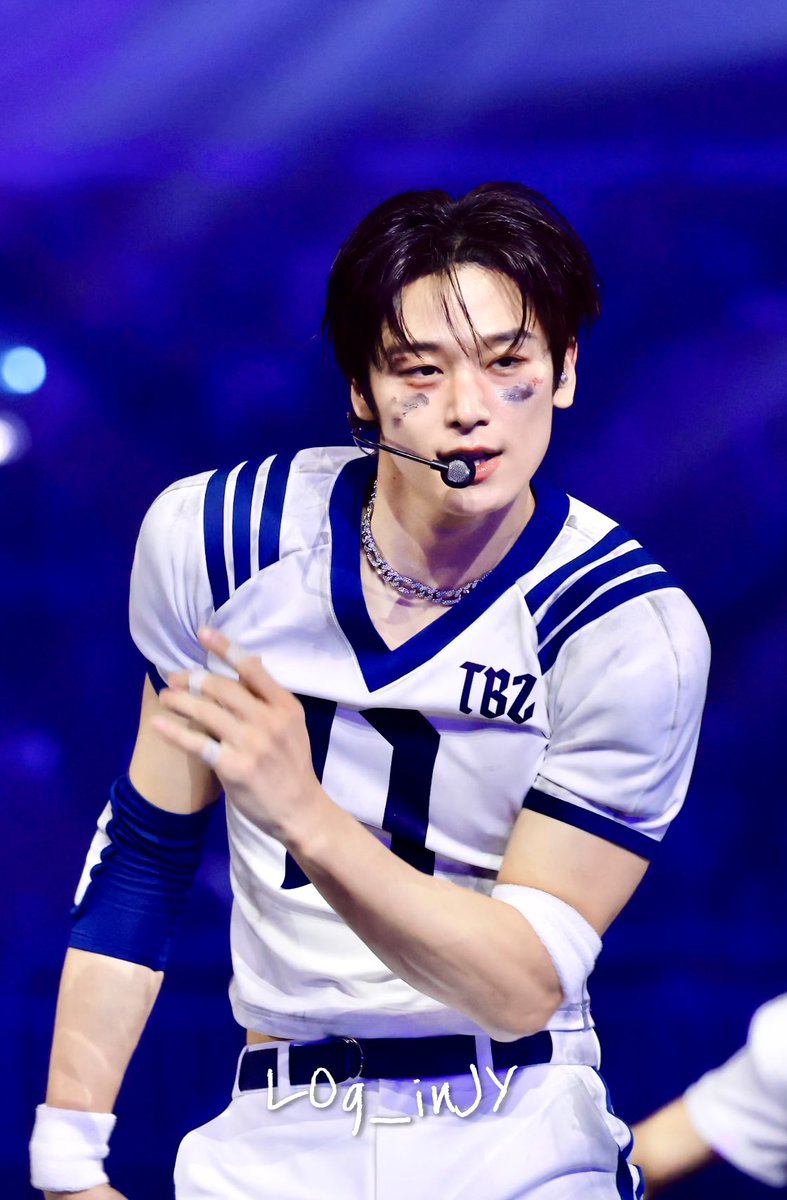 LOg_inJY's tweet photo. 251225 가요대전 🏈💙
#더보이즈 #THEBOYZ
#주연 #JUYEON https://t.co/Gy903ofjBH