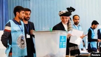 galkacyoonline's tweet photo. Madaxweynihii hore #Afghanistan #Ashraf #Gaani ayaa dhowr bilood ka hor inta aan xukunka laga tuurin waxaa uu doorasho qof iyo cod ah ka qabanayay dalkiisa.
Madaxweyne #Xasan Sheekh Maxamuud oo doorasho hal dhinac ah , oo aan laysku raacsanayn ka qabanaya Magaalada Muqdisho ayaa u muuqaal ek Madaxweyne #Ashraf.