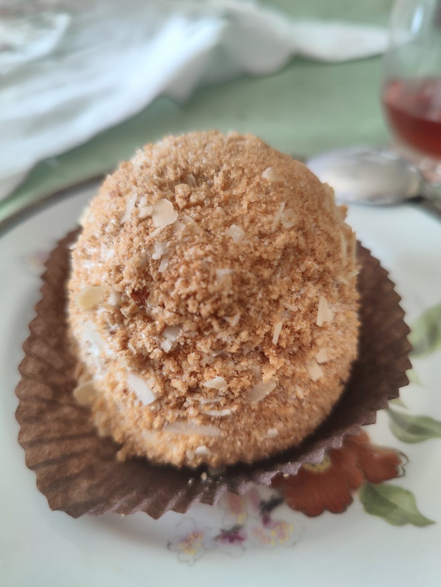 Christmas Menu this year:
- Gooselegs
- Red Cabbage
- Knödel (potato dumplings)
- sauce from the drippings

Dessert: Baked Apple Ice cream

Happy Holidays everyone 💙🎄