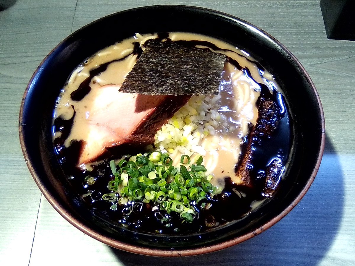 喜乃壺～つくば
黒真空蕎麦

直火焼きチャーシュー🍖
本日のマー油はニガミたっぷり💫😆

美味かった✨