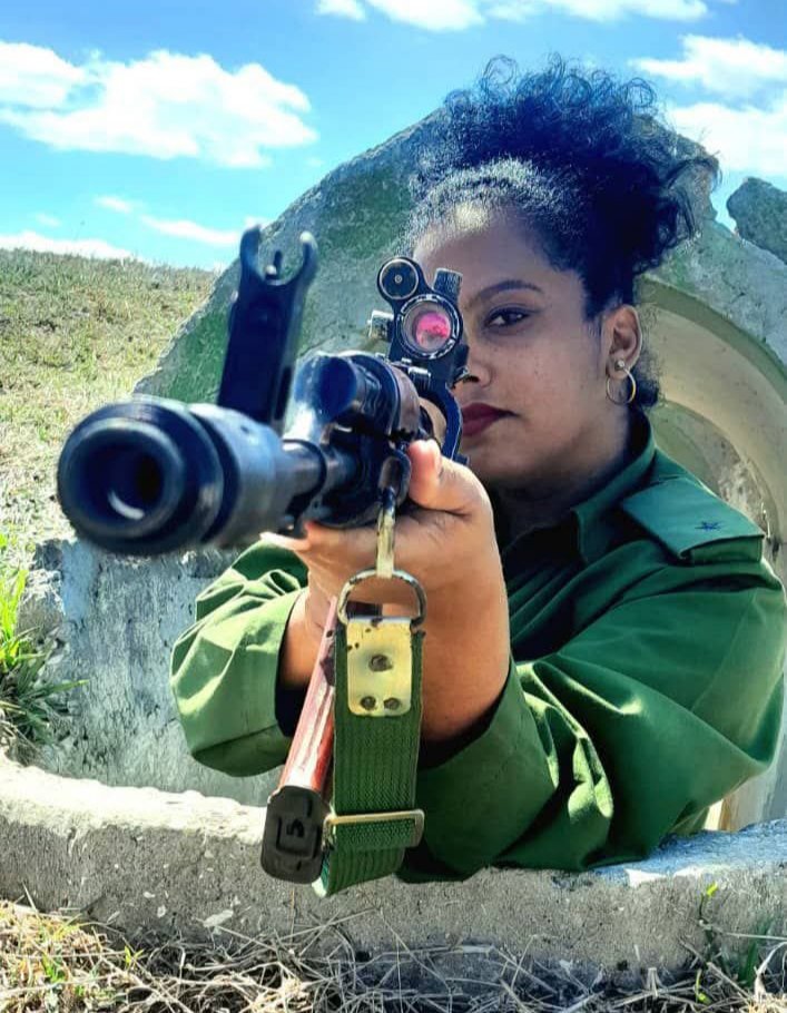 ‼️La presencia de la mujer🇨🇺 en la preparación combativa es también reflejo de unidad, compromiso y amor por la tierra que nos vio nacer.  
Ellas,con su energía y determinación,nos recuerdan que la defensa de la nación se construye con disciplina y pasión.  

#FARCuba