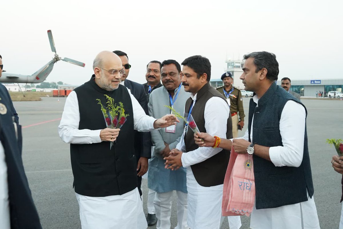 BJPGauravTiwari's tweet image. आज अटल स्मृति पर्व के अवसर पर रीवा पधारे
देश के यशस्वी गृह मंत्री माननीय श्री अमित शाह जी से
विमानतल पर भेंट का अवसर प्राप्त हुआ।
दिल्ली प्रस्थान से पूर्व गुलाब का फूल एवं अंगवस्त्र भेंट कर
उनका अभिनंदन किया।

#AtalSmritiParv #AmitShah #Rewa