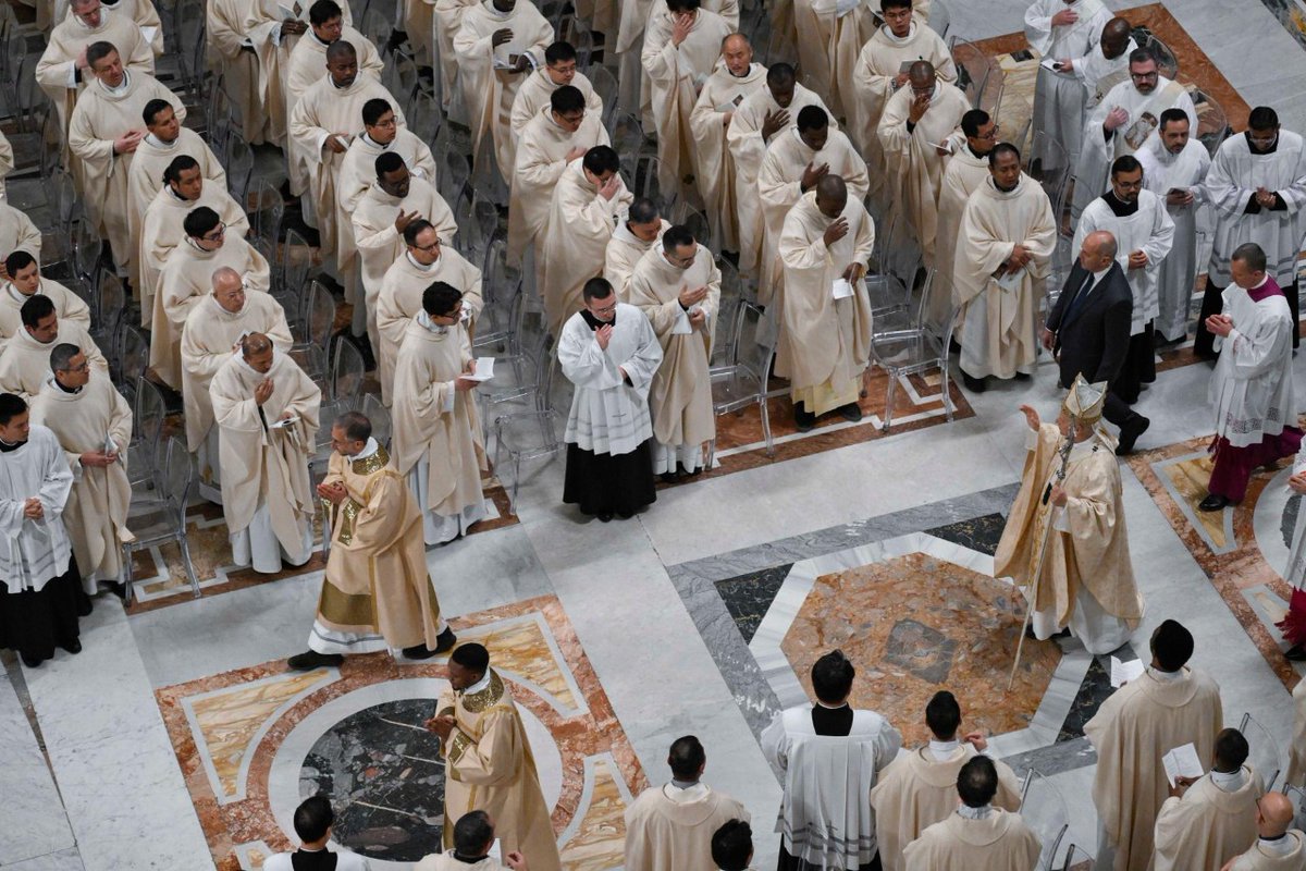VaticanNews's tweet photo. In his homily on Christmas day, Pope Leo stressed that “a new day has dawned” and “we, too, are part of this new beginning, even if few as yet believe it: peace is real, and is already among you.” https://t.co/6OUpwH7NLR