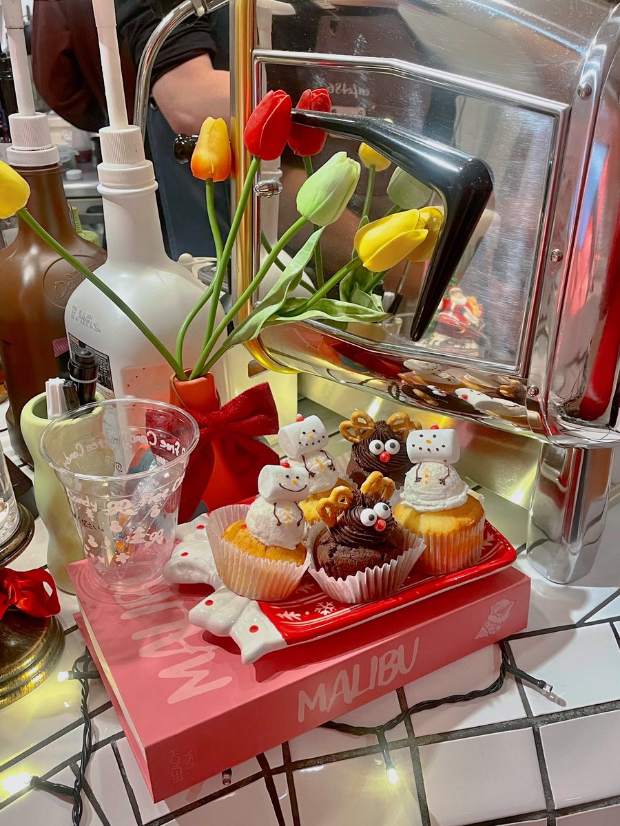 ikinaripancake's tweet photo. 後輩が撮ってくれた写真を我が物顔で載せる嫌な先輩ムーブ

#cafe486 https://t.co/CNlu3NakzM
