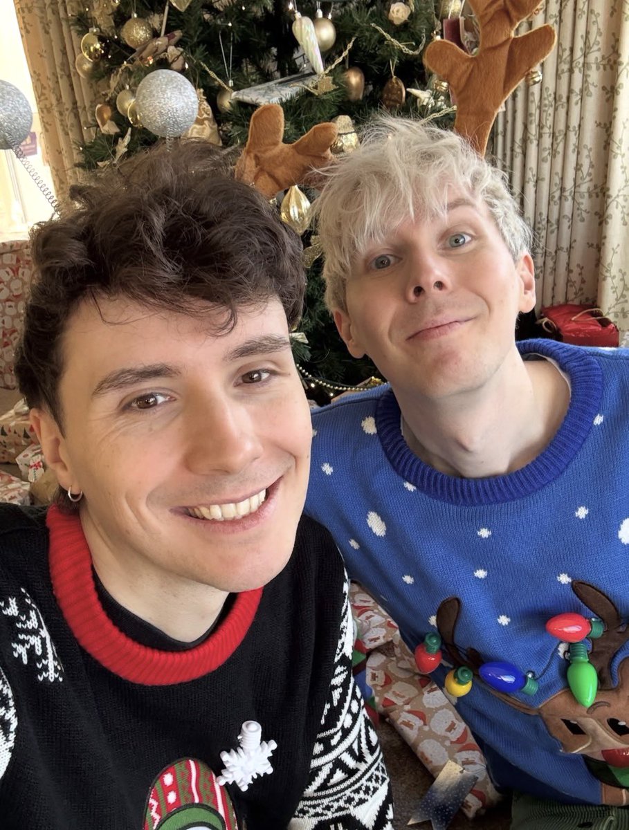 AmazingPhil's tweet image. MERRY PHISTMAS