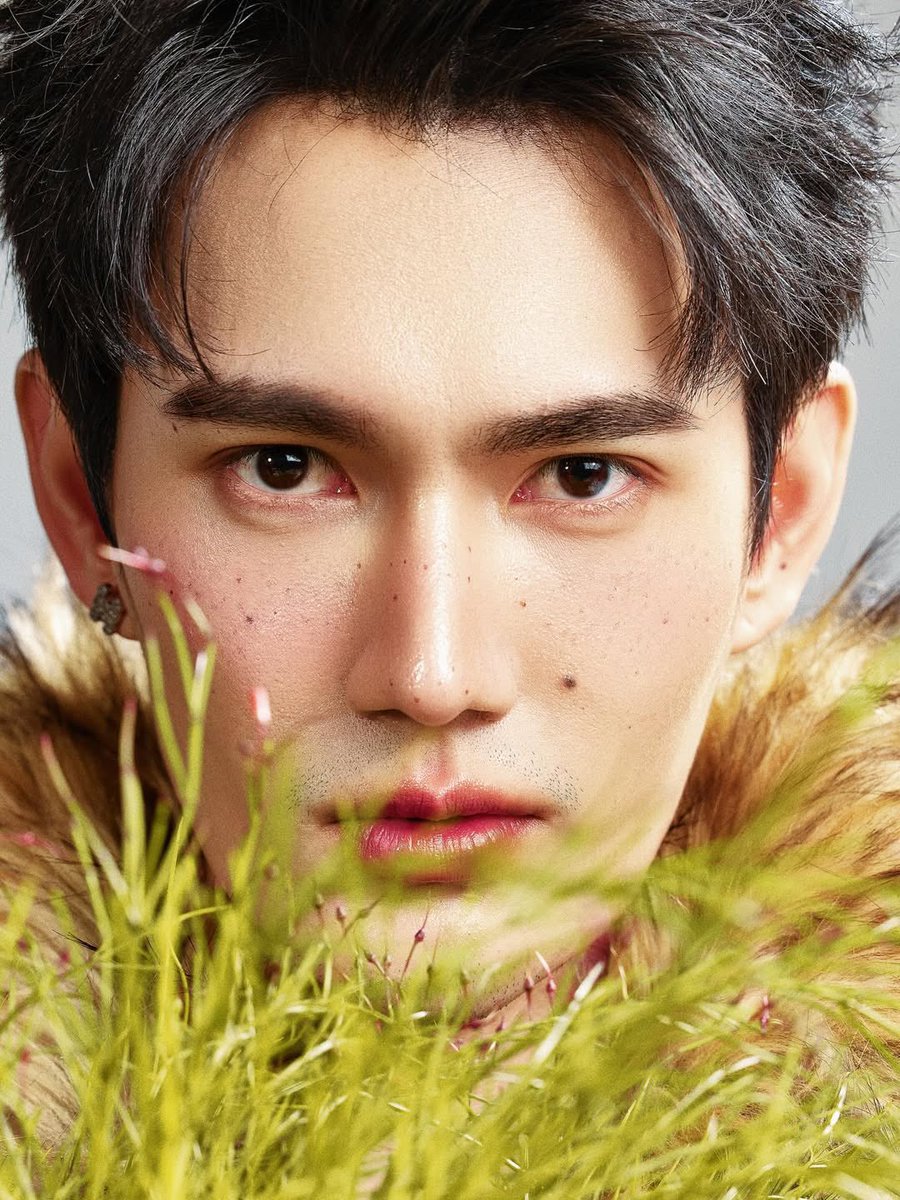 คิดเล่นๆ ถ้าเปรียบพาเวลเป็นน้ำหอมสักขวด ขวดนั้นคงมี Top Note เป็น Bergamot/Green Leaves ผสม Pink Pepper เบาๆ Middle Note ต้องเป็นอะไรที่ Masculine ออกแนว Woody พวก Cedarwood/Sandlewood ส่วนของ Base Note ต้องเป็น Clean Musky เท่านั้น มีความเท่ สะอาดและ Masculine มาก

#pavelphoom