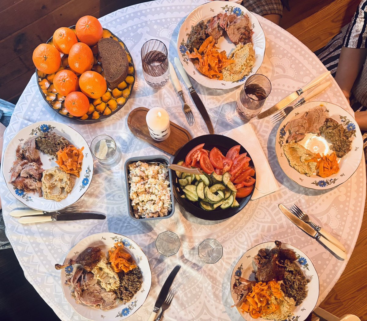 Dēls (es) izdzina māti no virtuves un pateica, ka svētki bez pārešanās.
Uzcepa pīli, pasniedza ar humusiņš.feat.olīves un “sojas/olīveļļas burkāni”.
Gona, gona.

Labi. Vēlāk kaimiņš atnāca ar kupinātu karpu.