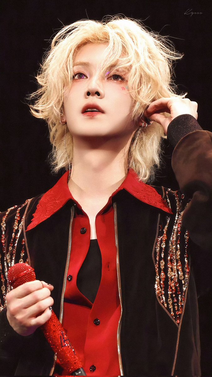 Congratulations to my KING #LuHan for his photobook 📒 "Crossing Seasons to Meet You - 2025 LUHAN SEASON4 ASIA TOUR" surpassing the milestone of 100,000 copies sold across all platforms! 🏆