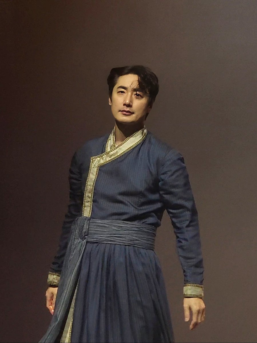 mili_moments's tweet image. 20251225 낮 #타지마할의근위병 커튼콜
바불 #이승주

처음 보는 커튼콜 깐머에 폰 떨어트릴뻔
크리스마스 선물(?) 감사합니다...🎅🙏