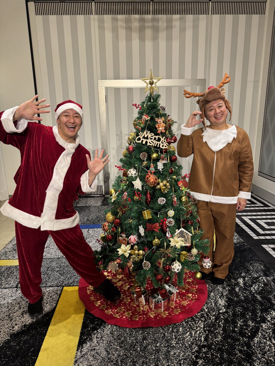 chocopla_mg's tweet photo. ＼チョコプラ20周年／
初めてのディナーショー🍽️🪩🔰
クリスマス当日に開催できて感無量です...✨ご来場いただきありがとうございました！🎅🎄🧡💜プレゼント大会で2人のガチ私物をゲットされた方はぜひ可愛がってあげてください🥹🎁
#チョコプラ
#ディナーショー
#ホテルニューオータニ https://t.co/2QVYft81Y1