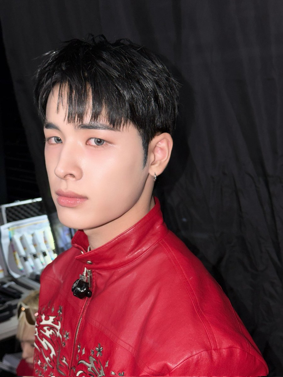 _harupics's tweet photo. 251225 ㅡ gayo daejeon backstage

🖤 or ❤️ ???

#NEXZ #넥스지 #ネクスジ 
#HARU #하루 #ハル https://t.co/iMYiZGbTng