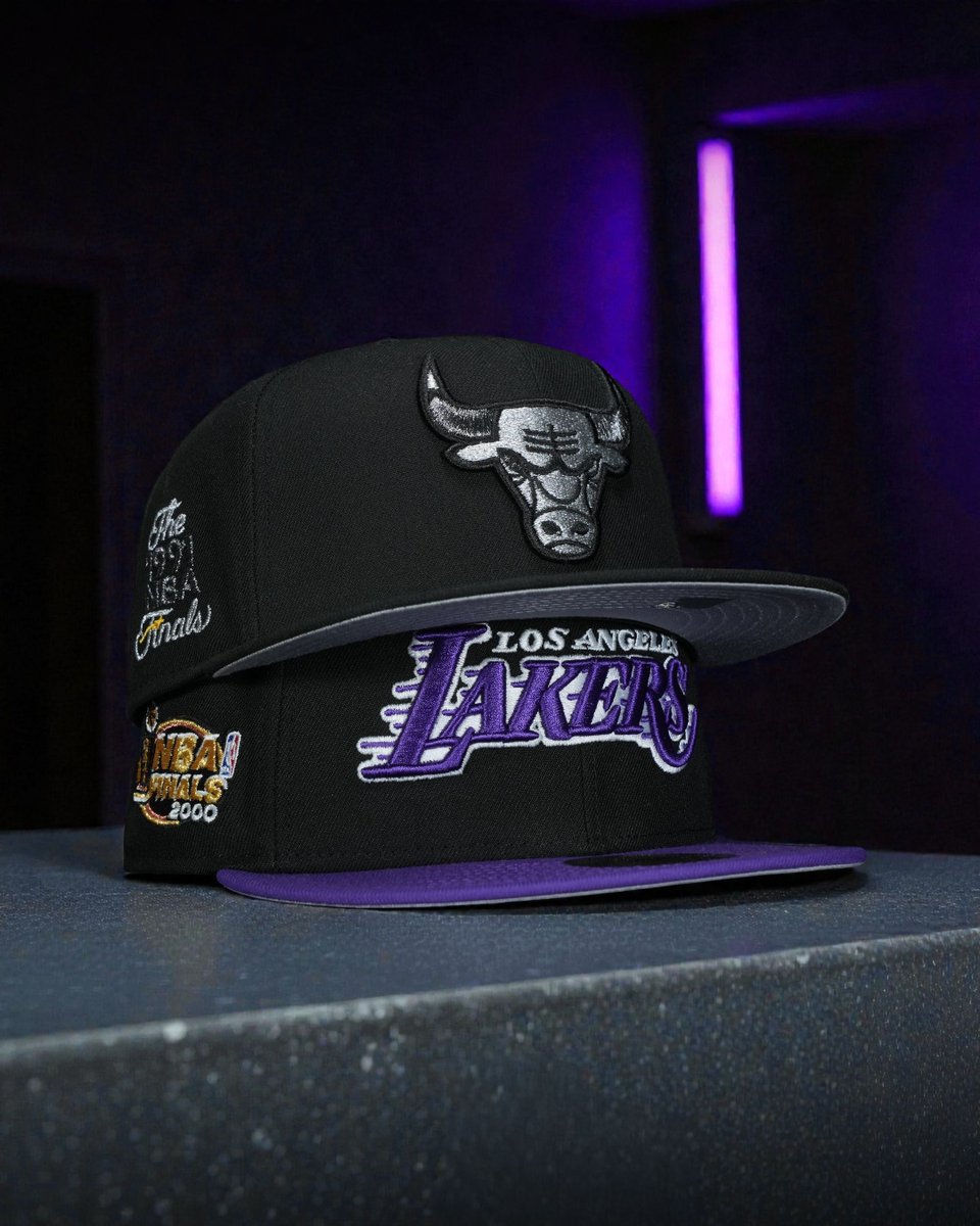 TopperzStore's tweet image. 🏀 19:00 CET / 1PM EST – NBA FINALS DROP 🔥  
Chicago Bulls 🐂 in silver/black &amp;amp; Los Angeles Lakers 💜 in full Finals mode  
Iconic logos. Championship patches. Clean execution.

LIMITED &amp;amp; EXCLUSIVE  
Dropping @topperzstore &amp;amp; @topperzstoreusa