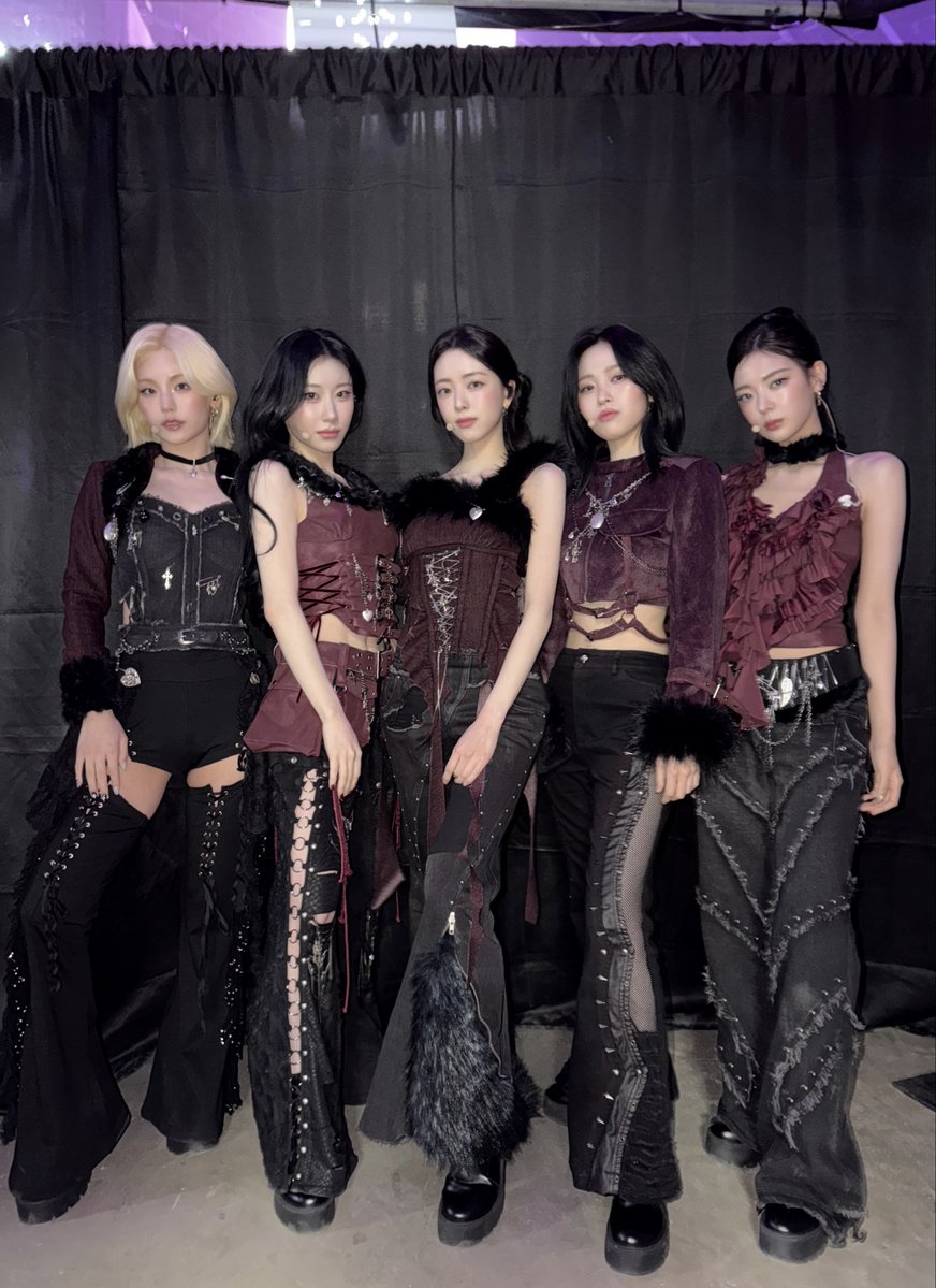 ITZYofficial's tweet image. [ #2025SBS가요대전 ]

:¨ ·.· ¨:
 `· . ℋ𝒶𝓅𝓅𝓎 ℋ𝑜𝓁𝒾𝒹𝒶𝓎❆.*˚˙

믿지와 함께하는 시간이 최고의 연말 선물💝

#ITZY #MIDZY @ITZYofficial
#ITZY_TUNNELVISION
#ITZY_TNVS
#SBS가요대전 #가요대전