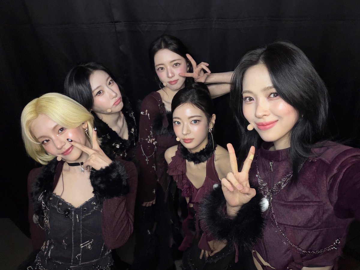 ITZYofficial's tweet image. [ #2025SBS가요대전 ]

:¨ ·.· ¨:
 `· . ℋ𝒶𝓅𝓅𝓎 ℋ𝑜𝓁𝒾𝒹𝒶𝓎❆.*˚˙

믿지와 함께하는 시간이 최고의 연말 선물💝

#ITZY #MIDZY @ITZYofficial
#ITZY_TUNNELVISION
#ITZY_TNVS
#SBS가요대전 #가요대전
