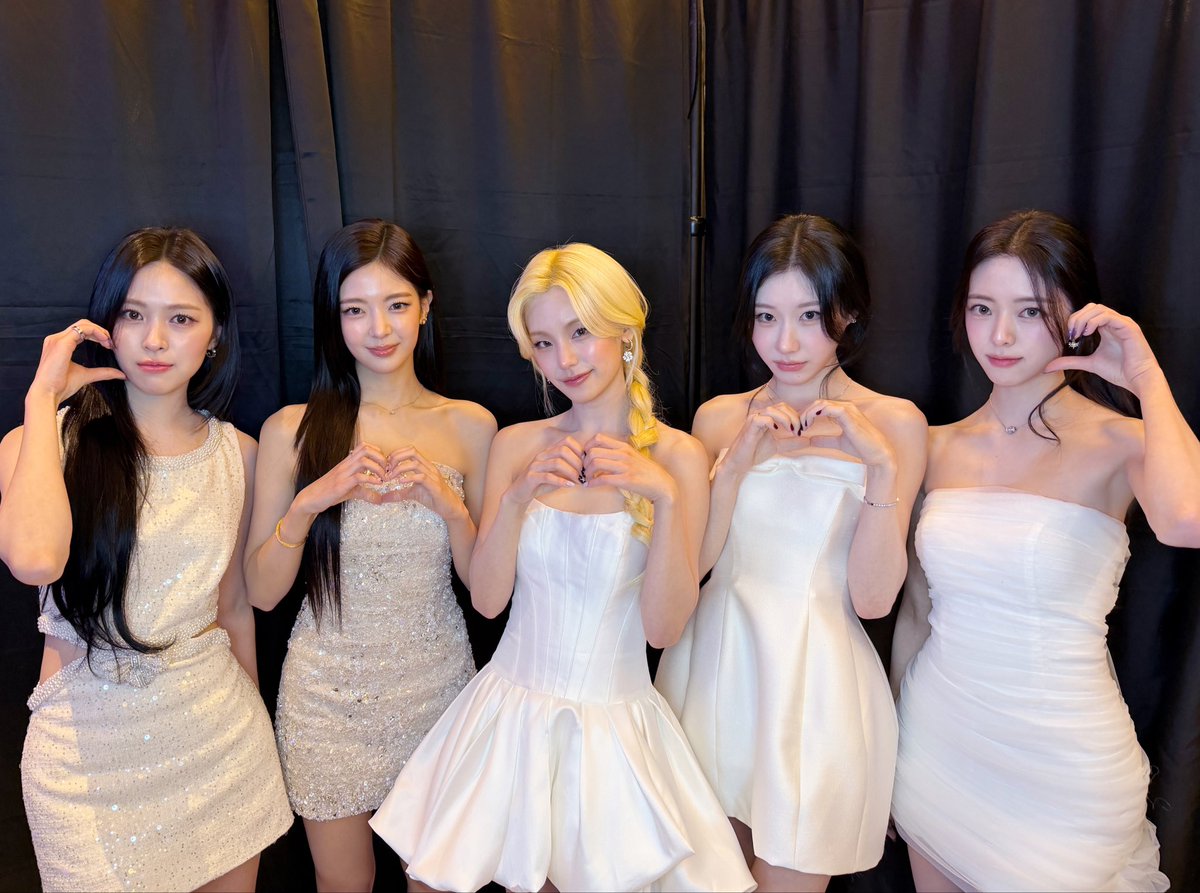 ITZYofficial's tweet image. [ #2025SBS가요대전 ]

:¨ ·.· ¨:
 `· . ℋ𝒶𝓅𝓅𝓎 ℋ𝑜𝓁𝒾𝒹𝒶𝓎❆.*˚˙

믿지와 함께하는 시간이 최고의 연말 선물💝

#ITZY #MIDZY @ITZYofficial
#ITZY_TUNNELVISION
#ITZY_TNVS
#SBS가요대전 #가요대전