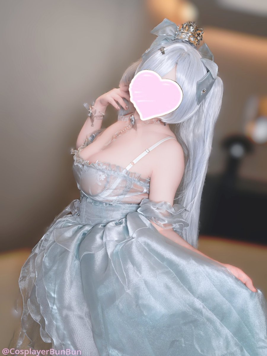 シルバーロングヘアのプリンセスドレスコスプレ