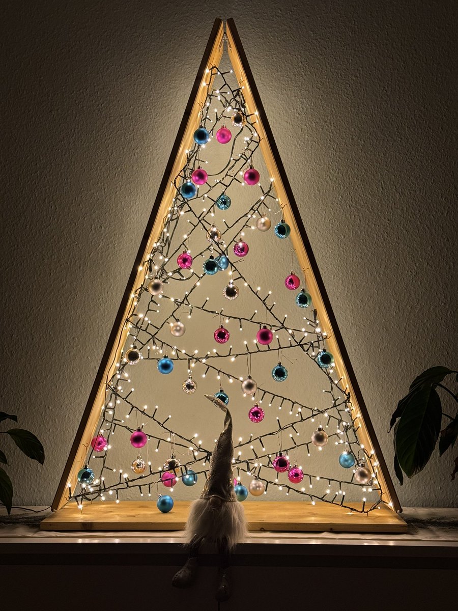 Wenn hier scheinbar alle ihren Baum zeigen, das ist unserer. 

Frohe Festtage!

#Weihnachten