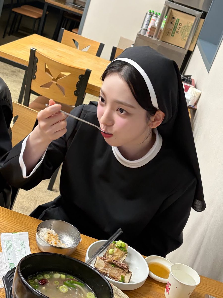 Isi tenaga dulu dengan mam. ☝🏻🥺