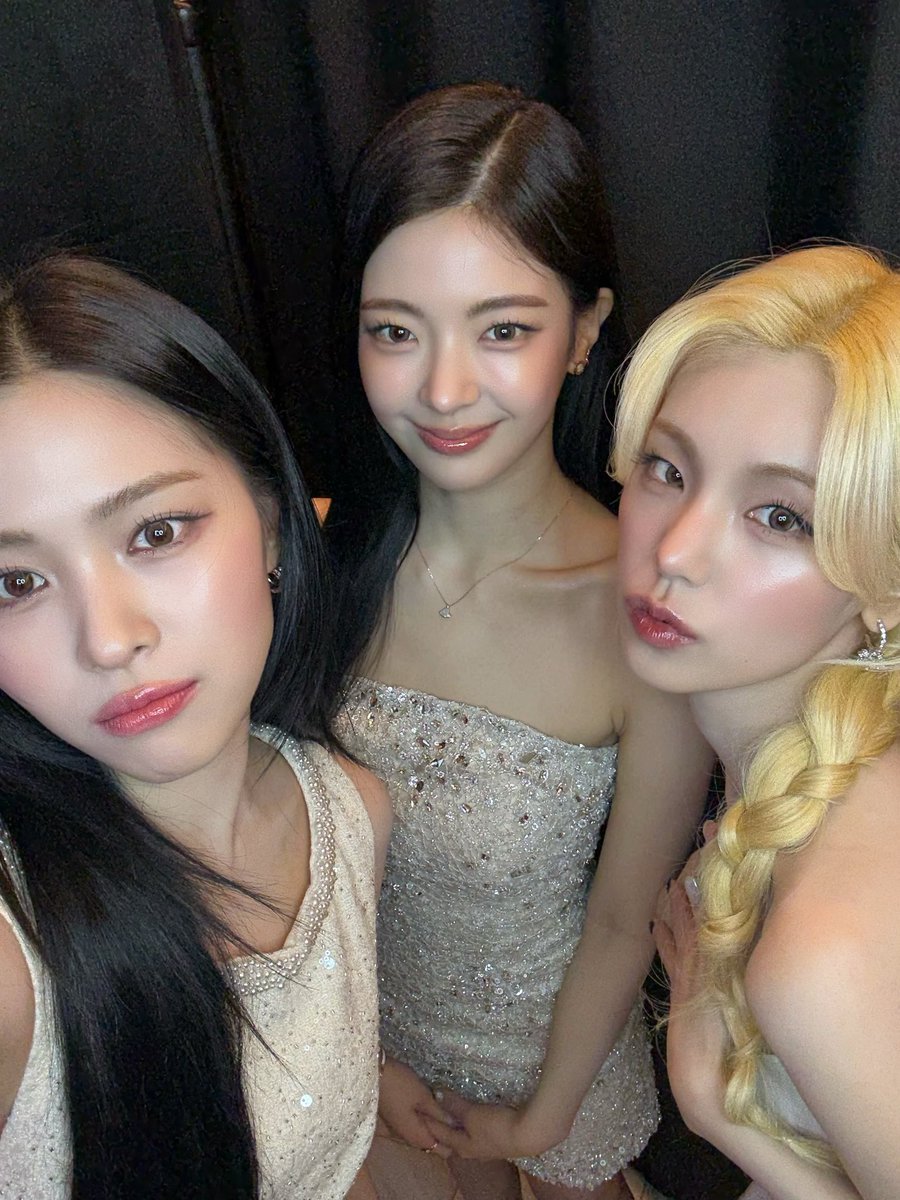 ITZYofficial's tweet image. [ #2025SBS가요대전 ]

:¨ ·.· ¨:
 `· . ℋ𝒶𝓅𝓅𝓎 ℋ𝑜𝓁𝒾𝒹𝒶𝓎❆.*˚˙

Being together is the best Holiday Gift💝

#ITZY #MIDZY @ITZYofficial
#ITZY_TUNNELVISION
#ITZY_TNVS
#SBS가요대전 #가요대전