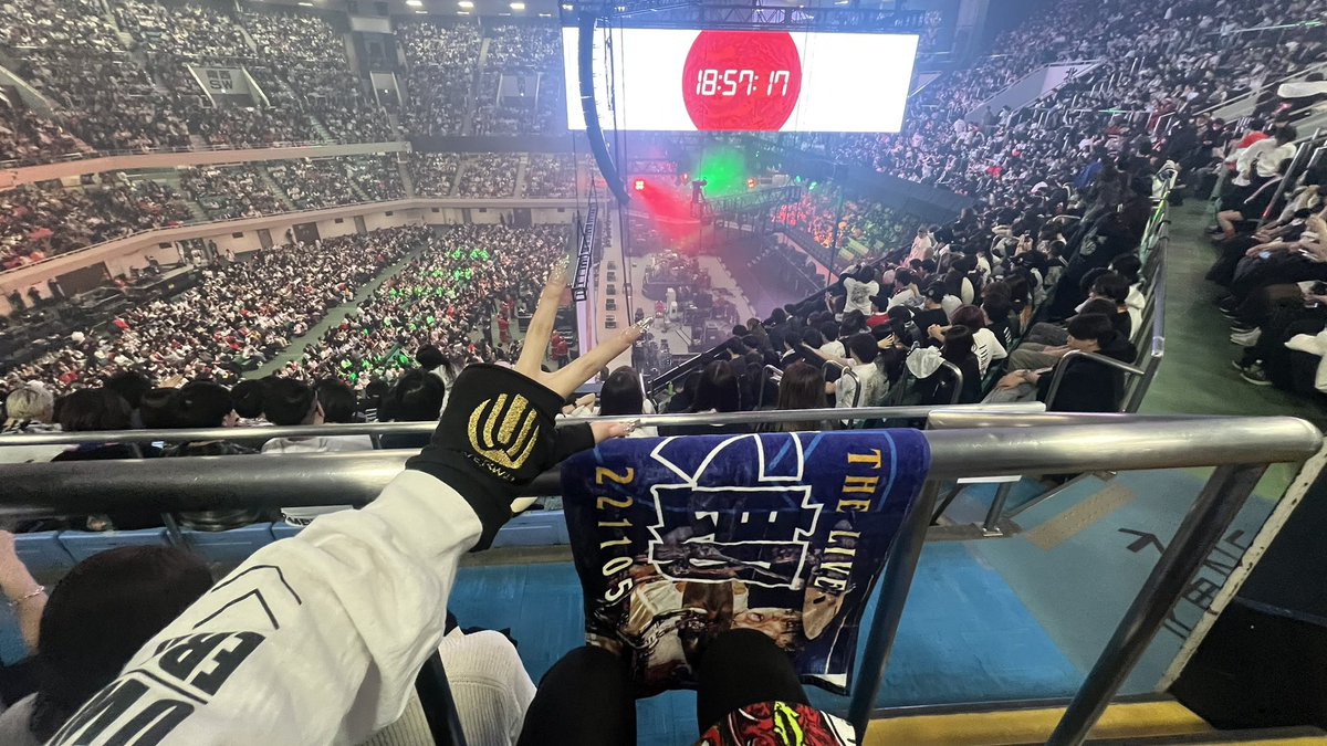 cocoa____nu's tweet photo. 急遽クリスマスライブ!
本当に参戦してよかった😭💖
白昼夢で大号泣、そのあとタオルぶんぶん回して、好きになるきっかけの曲も聞けて、情緒不安定女すぎた
2025UVERworldは無事納められたので、2026ツアー準備に入ります🫶よろっ!
#UVERworld武道館
#XmasLIVE https://t.co/FgCL1Llioz