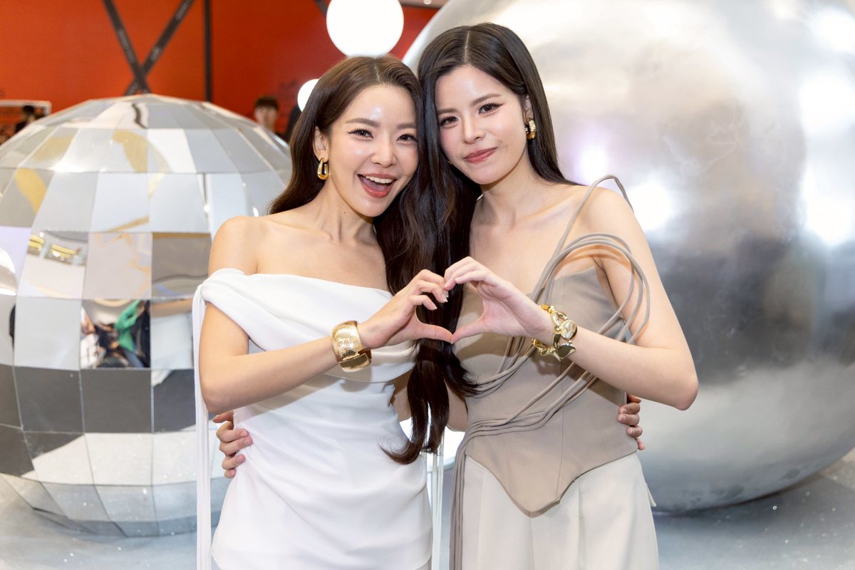 yglseries's tweet image. คริสต์มาสปีนี้ สยามพารากอนอบอวลไปด้วยบรรยากาศแห่งความสุขและความอบอุ่น เมื่อคู่จิ้นเกิร์ลเลิฟสุดฮอต เฟย์–กัญญาพัชร ณ นคร และ เมษ์–ญดา วัชระมูสิก มาร่วมส่งต่อรอยยิ้มและความสุขให้กับแฟนๆ 🎄🎁✨

#FayMay #fay_riezz #maywyda
#SiamParagonxFayMay

ณ แฟชั่น ฮอลล์ ชั้น 1 สยามพารากอน…