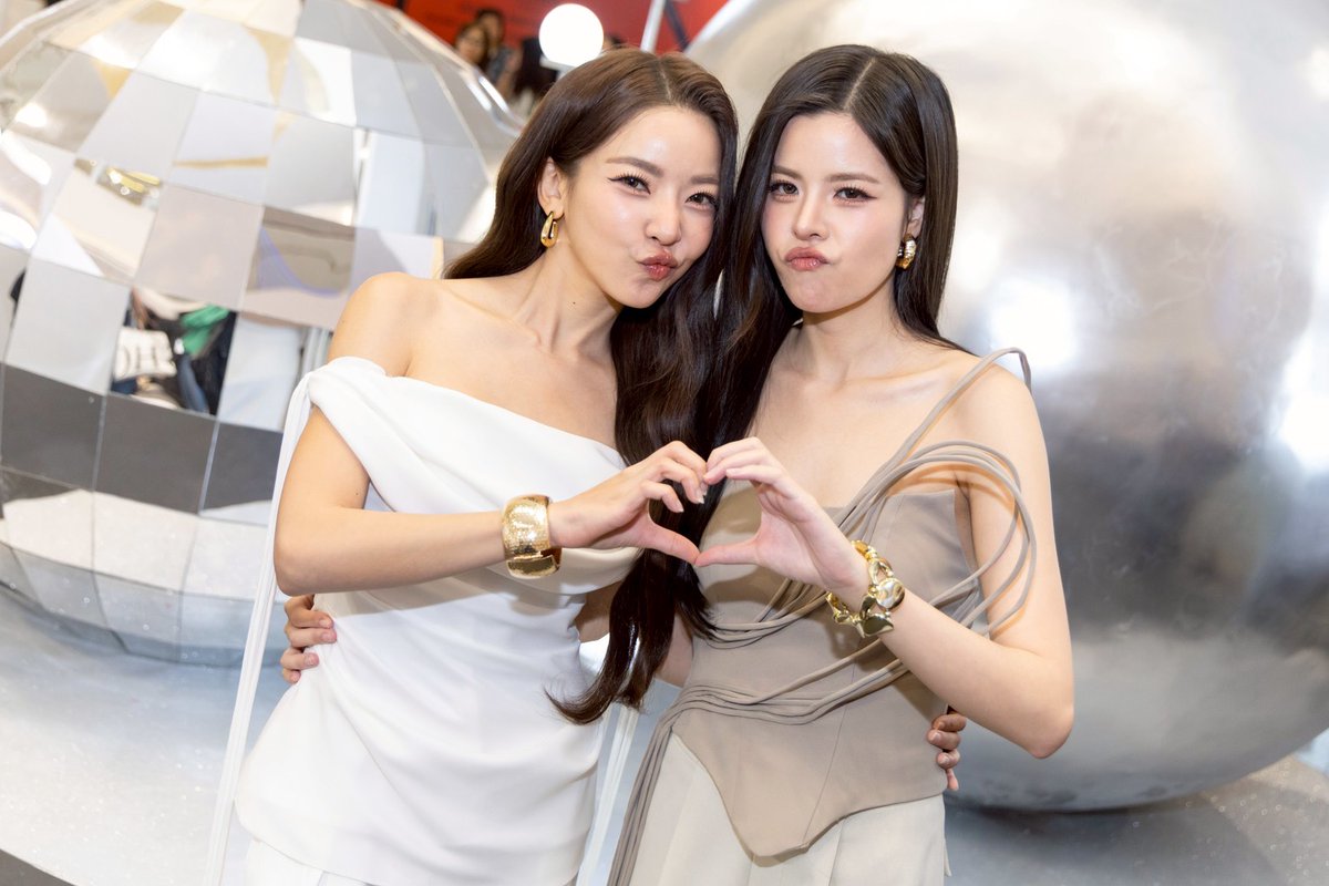 yglseries's tweet image. คริสต์มาสปีนี้ สยามพารากอนอบอวลไปด้วยบรรยากาศแห่งความสุขและความอบอุ่น เมื่อคู่จิ้นเกิร์ลเลิฟสุดฮอต เฟย์–กัญญาพัชร ณ นคร และ เมษ์–ญดา วัชระมูสิก มาร่วมส่งต่อรอยยิ้มและความสุขให้กับแฟนๆ 🎄🎁✨

#FayMay #fay_riezz #maywyda
#SiamParagonxFayMay

ณ แฟชั่น ฮอลล์ ชั้น 1 สยามพารากอน…