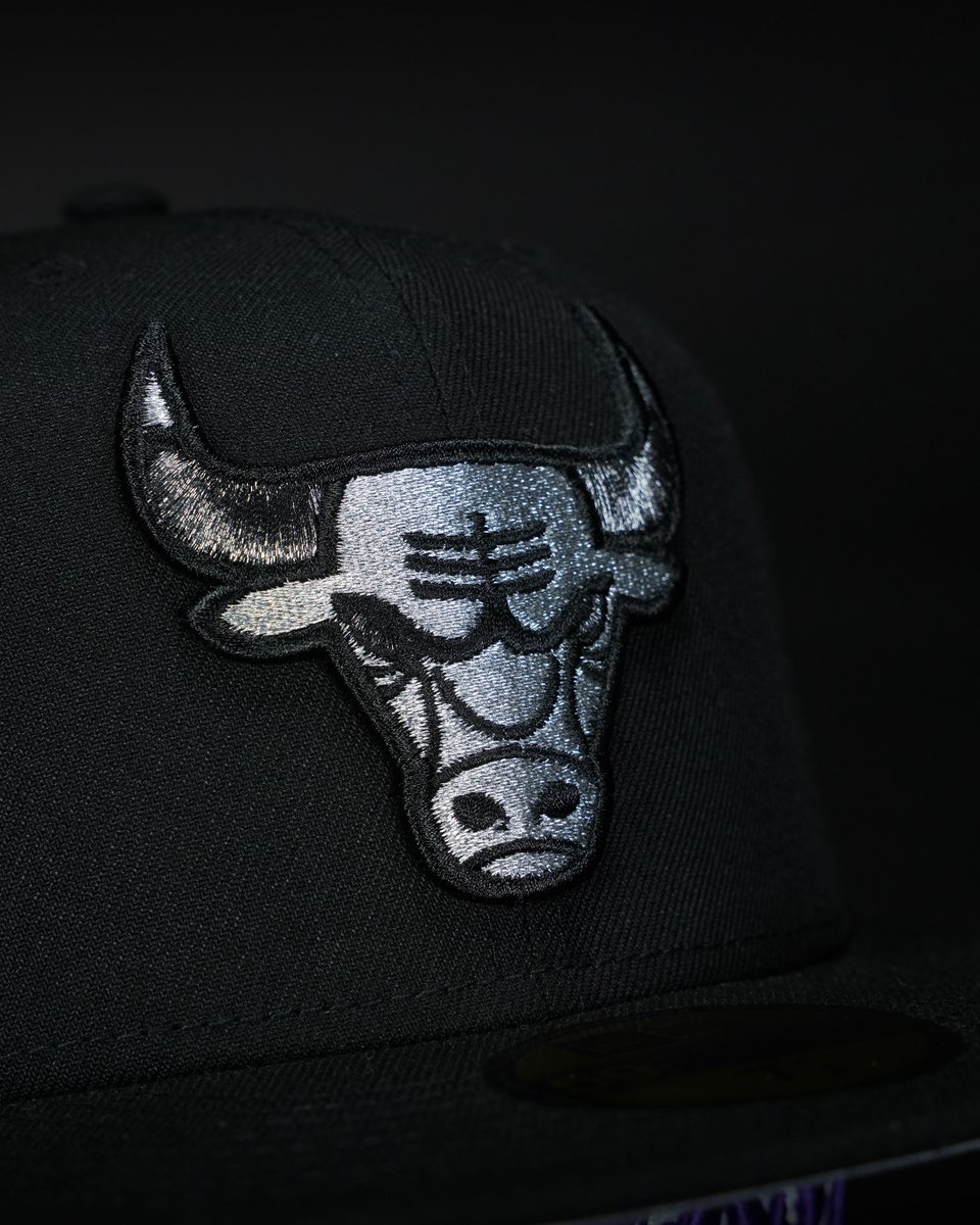 TopperzStore's tweet image. 🏀 19:00 CET / 1PM EST – NBA FINALS DROP 🔥  
Chicago Bulls 🐂 in silver/black &amp;amp; Los Angeles Lakers 💜 in full Finals mode  
Iconic logos. Championship patches. Clean execution.

LIMITED &amp;amp; EXCLUSIVE  
Dropping @topperzstore &amp;amp; @topperzstoreusa